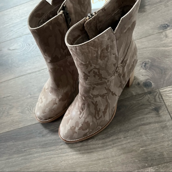 Ross and Snow Renata Genuine Shearling Tan Camo Booties NWOT - Picture 4 of 8